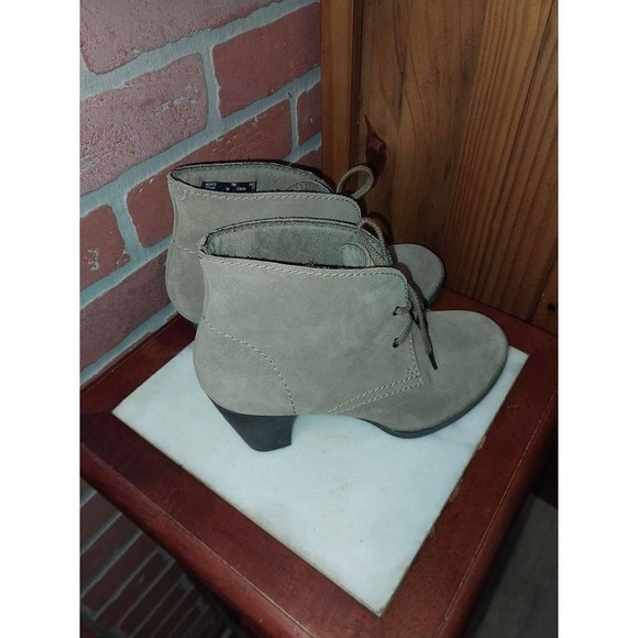 Clarks Desert Leather pumps.  Size 7M - Picture 2 of 4